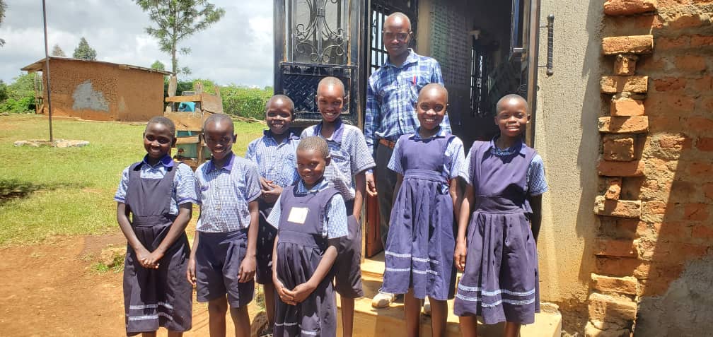 P4 students teacher outside.jpg